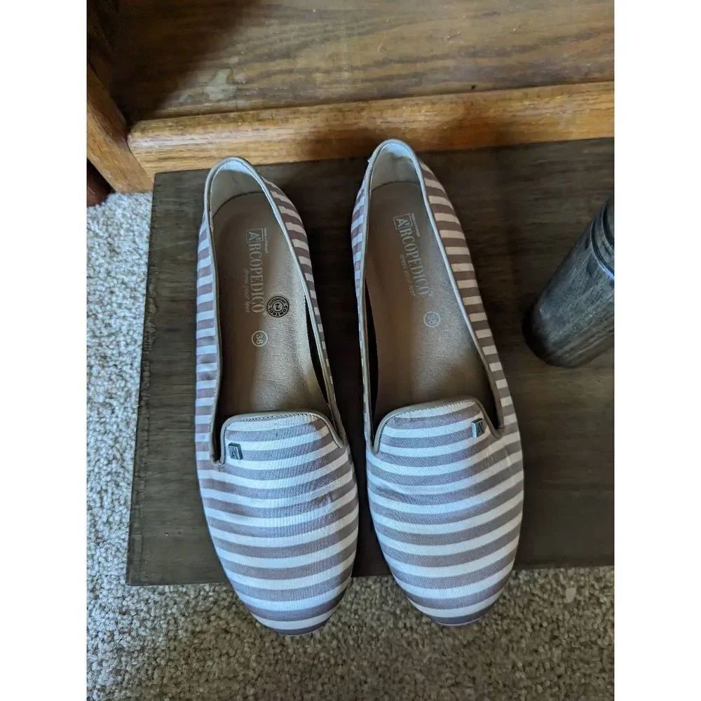 ARCOPEDICO tan and white closed toe satin flats sz 38